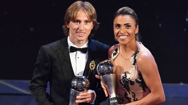 Marta überholt Ronaldo und Messi: Sie ist zum 6. Mal  Weltfußballerin. Modric ist jetzt Weltfußballer.