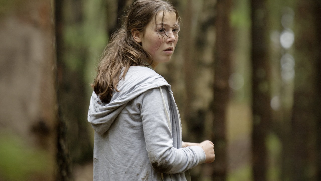 Protagonistin des Films "Utøya 22. Juli" im Wald