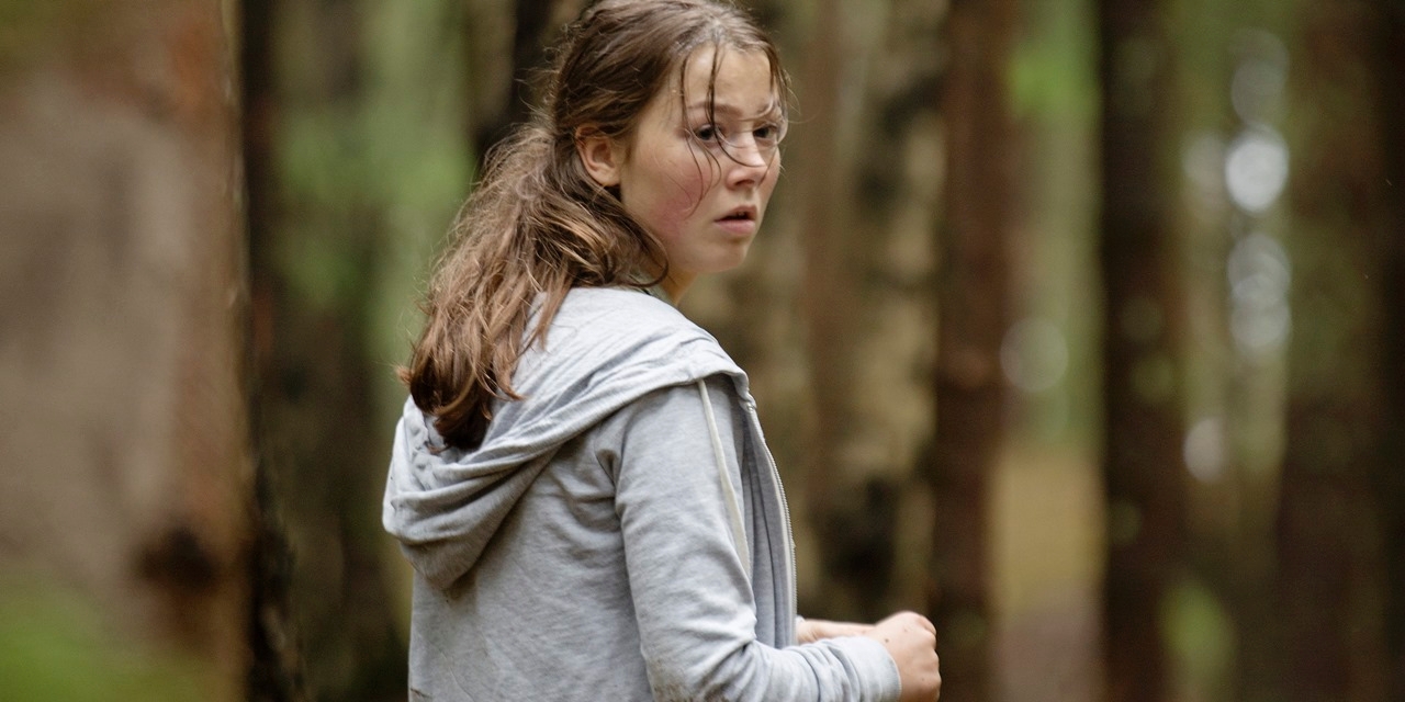 Protagonistin des Films "Utøya 22. Juli" im Wald