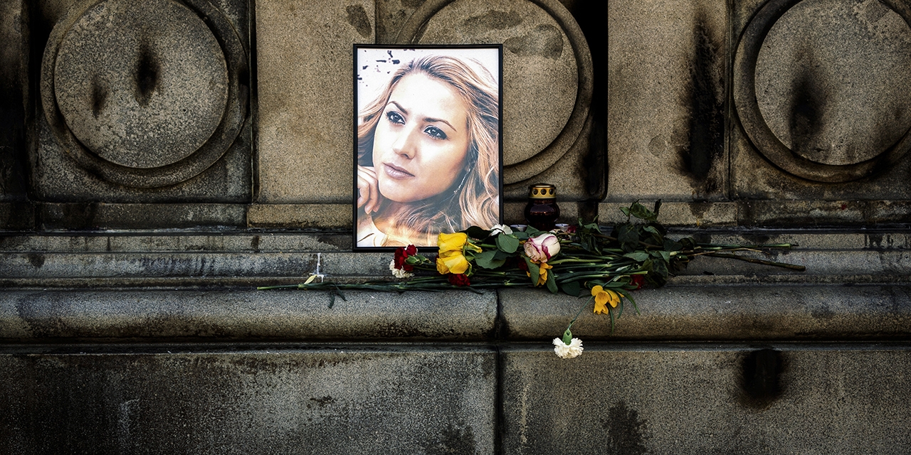 Fotos und Blumen zum Gedenken an die ermordete Journalistin
