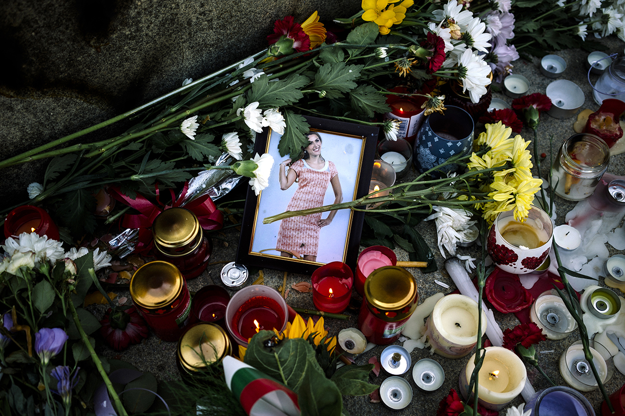 Fotos und Blumen zum Gedenken an die ermordete Journalistin