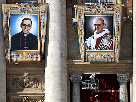 Bilder von Erzbischof Oscar Romero und Papst Paul VI. im Vatikan vor ihrer Heiligsprechung