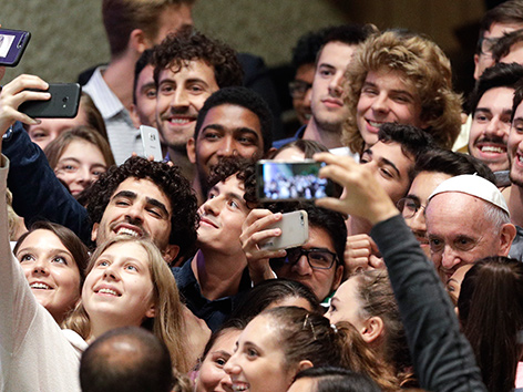 Papst Franziskus mit Jugendlichen bei der Jugendsynode