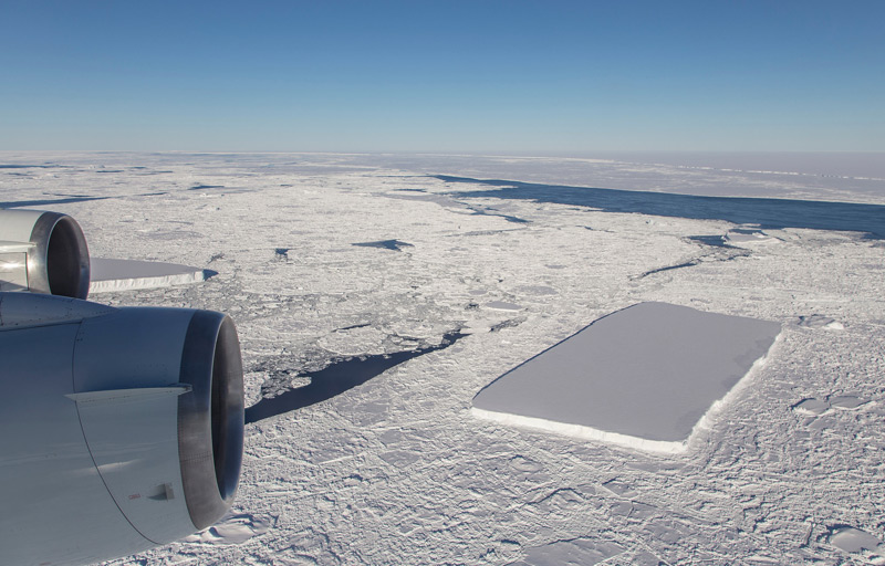 Rechteckiger Eisberg in der Antarktis