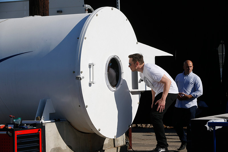 Elon Musk blickt in einen Hyperloop-Tunnel