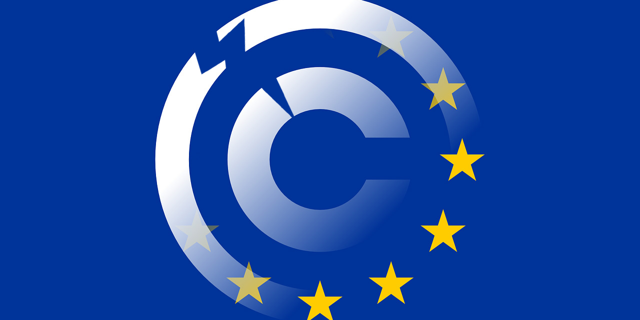 EU-Fahne verwebt mit Copyright-Zeichen, hat einen Riss