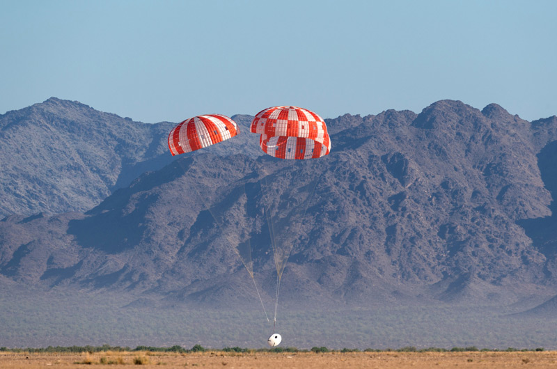 Die Landung der Raumkapsel wird in der Wüste getestet