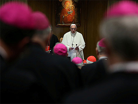 Papst Franziskus und Bischöfe bei der Bischofssynode