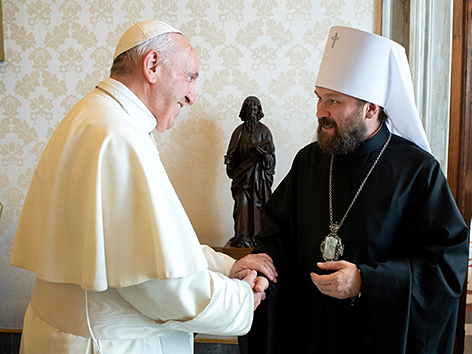 Papst Franziskus und der Moskauer Metropolit Hilarion bei einem Treffen im Vatikan am 19. Oktober 2018