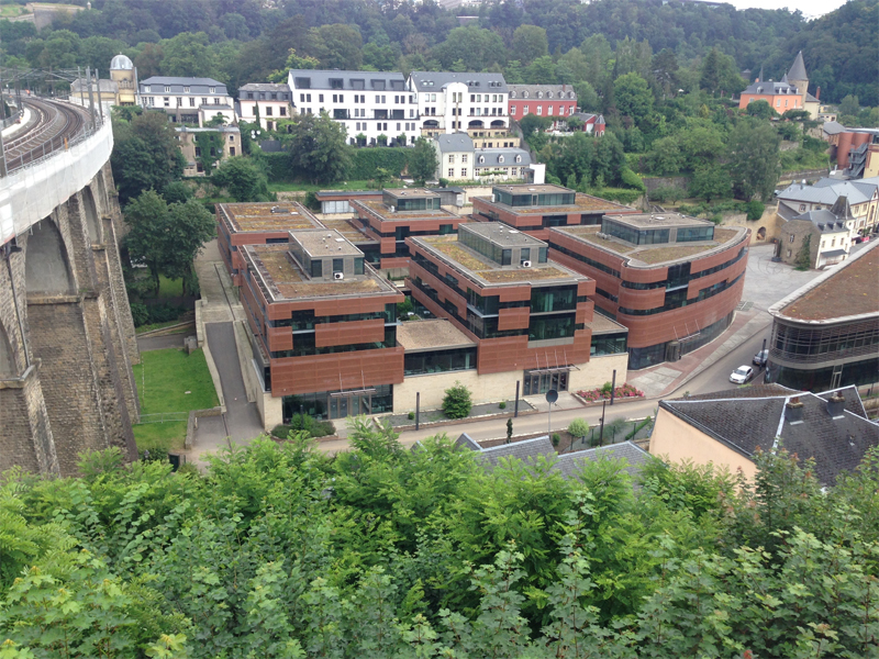 Amazon Headquarter in Luxemburg, unterhalb einer Eisenbahnbrücke
