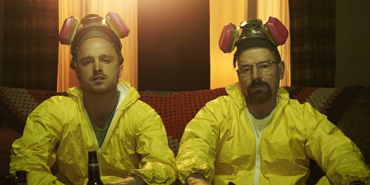 Walter White und Jesse Pinkman in gelben Laboranzügen