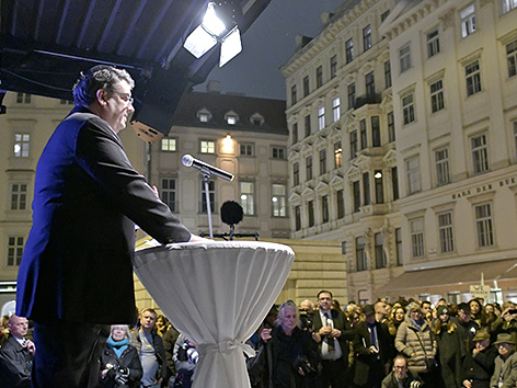 Oskar Deutsch am 8. November 2018, im Rahmen des Gedenkmarsches "Light of Hope" der IKG mit Abschlusskundgebung am Judenplatz in Wien