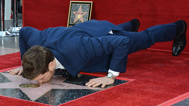 Michael Buble küst seinen Hollywood-Stern