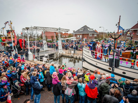 Nikolaus und Zwarte Piet Niederlande Schiff