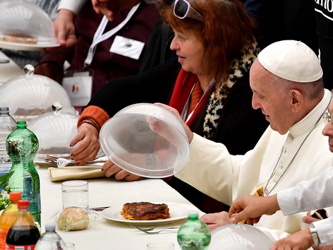Papst Mittagessen mit Bedürftigen