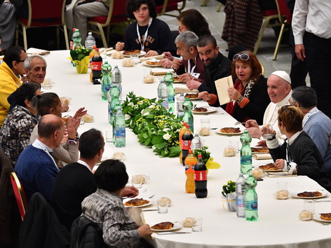 Papst Mittagessen mit Bedürftigen