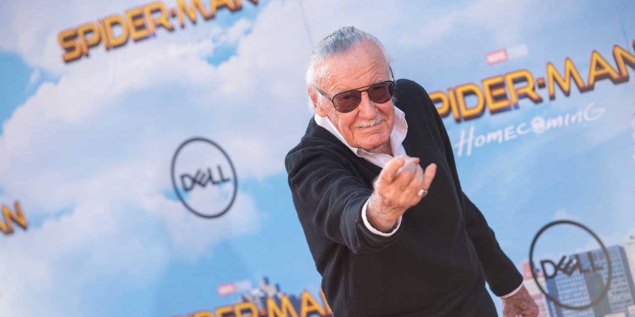 Stan Lee posiert mit Spider Man Geste