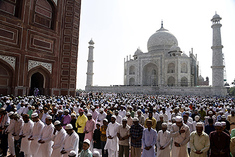Indische Muslime beten vor dem Taj Mahal