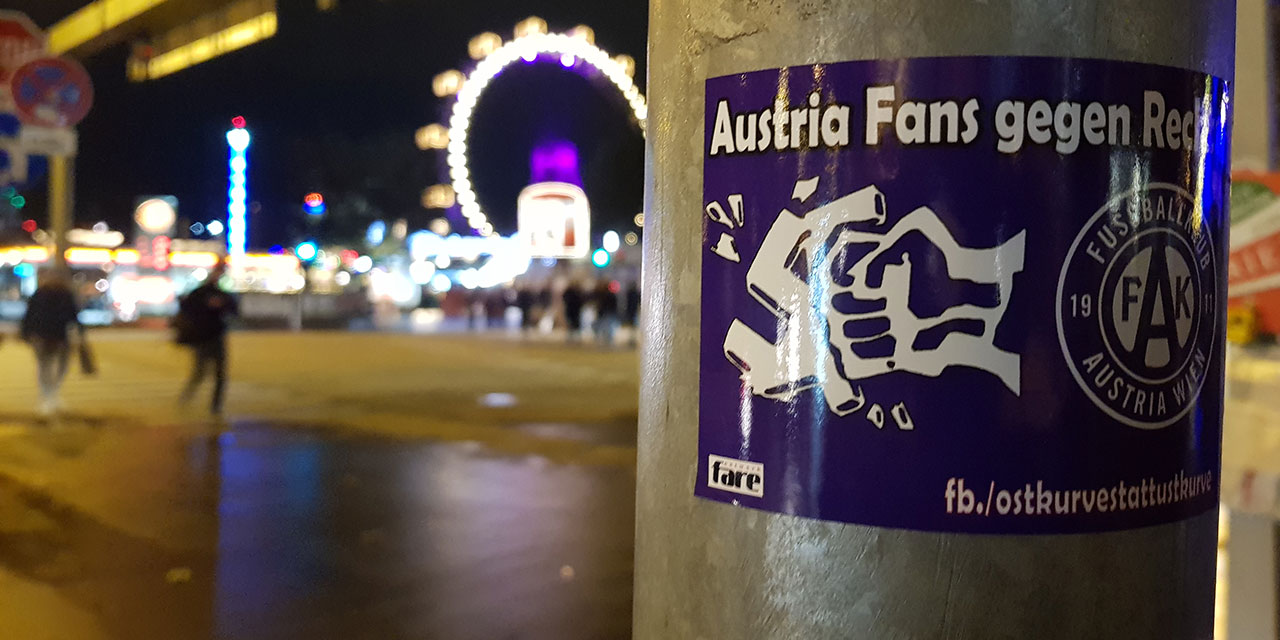 Sticker am Praterstern von "Austria Fans gegen Rechts": Faust zerschlägt Hakenkreuz.