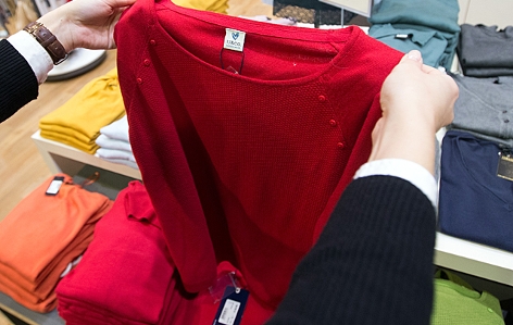 ein roter Pullover in einem Geschäft