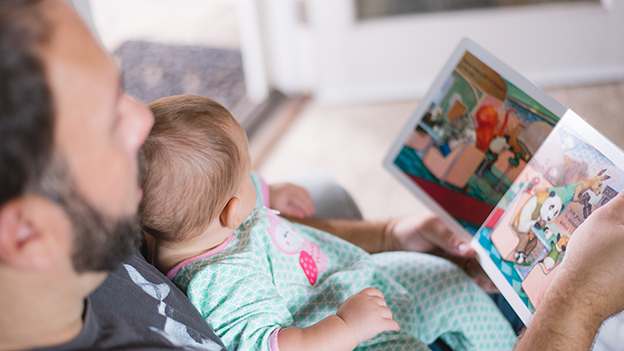 Vater ließt Kind aus Buch vor, vorlesen