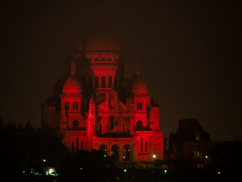Die rot beleuchtete Basilika Sacre Coeur in Paris