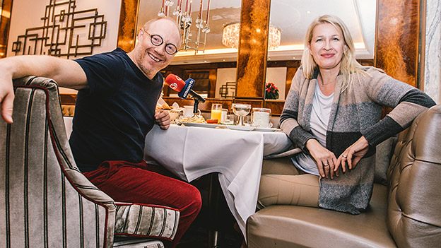 Simon Schwarz beim Frühstück mit Claudia Stöckl