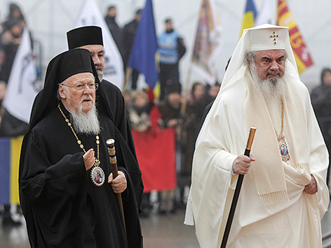 Der Ökumenische Patriarch Bartholomaios I. und der rumänische Patriarch Daniel