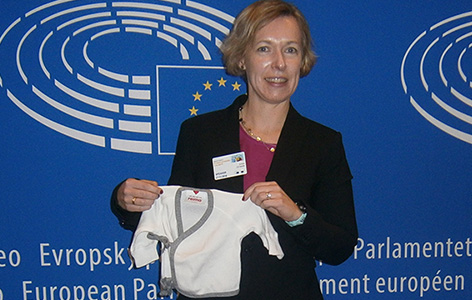 Emma Östmark hält eine Baby-Jacke aus recycelten Fasern.