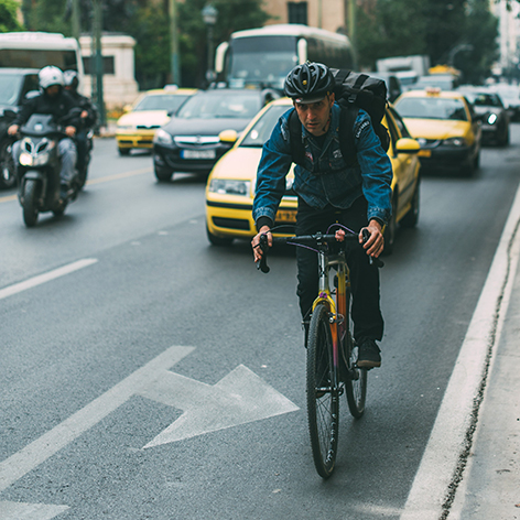 Fahrradfahrer auf der Straße in der Stadt