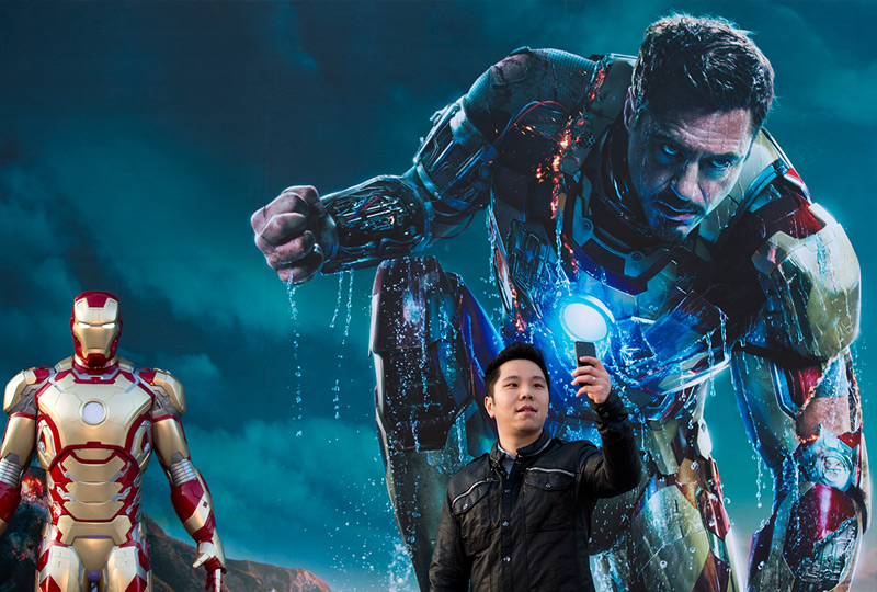 Selfie vor einem Filmplakat von Iron Man