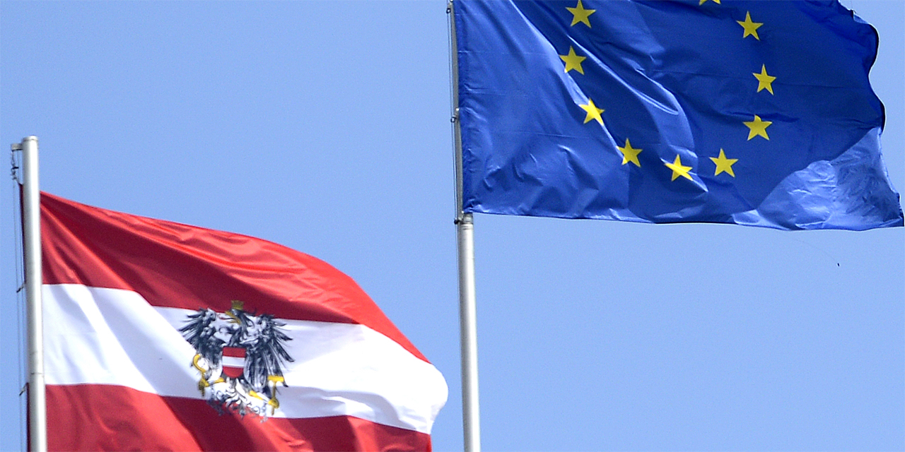 Flaggen: EU und Österreich