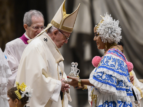 Papst Franziskus und Frau in panamesischer Nationaltracht