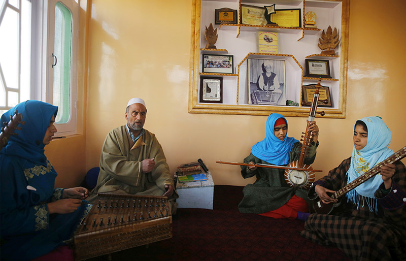 Sufi-Musiklehrer lehrt seine Schülerinnen in Srinagar im indischen Bundesstaat Kaschmir