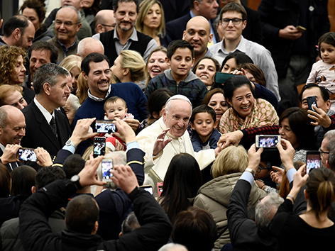 Papst Franziskus bei seiner Weihnachtsansprache vor der Römischen Kurie mit Gläubigen
