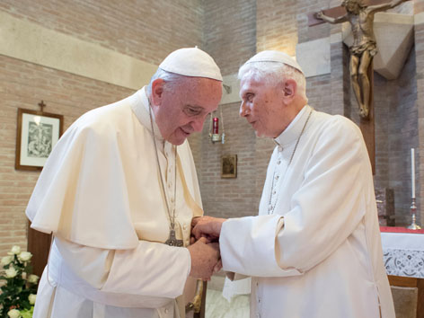 Papst Franziskus und sein Vorgänger Benedikt XVI