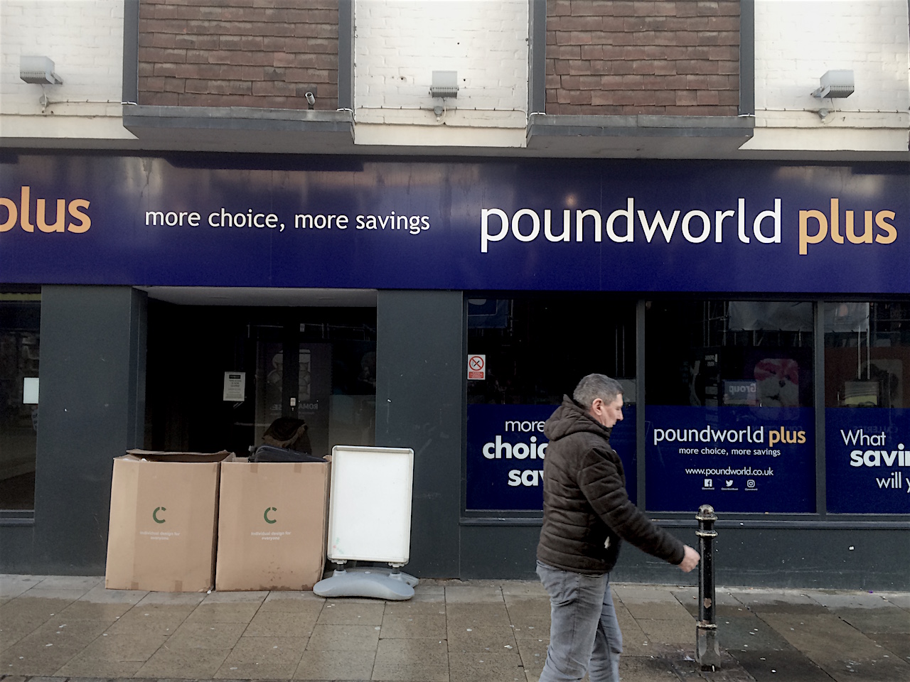 Obdachlosenbehausung im Eingang der leeren Poundworld-Filiale, Canterbury.