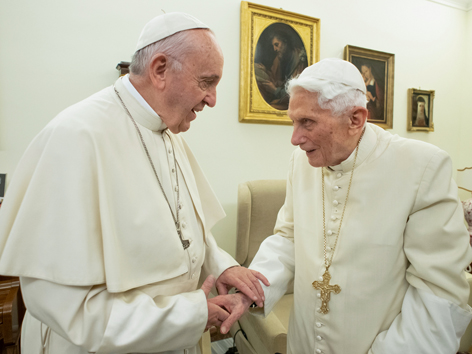 Papst Franziskus bei Ex-Papst Benedikt
