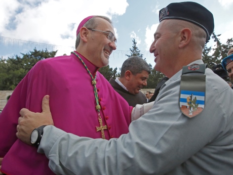 Der Patriarch von Jerusalem Pierbattista Pizzaballa grüßt Pilger