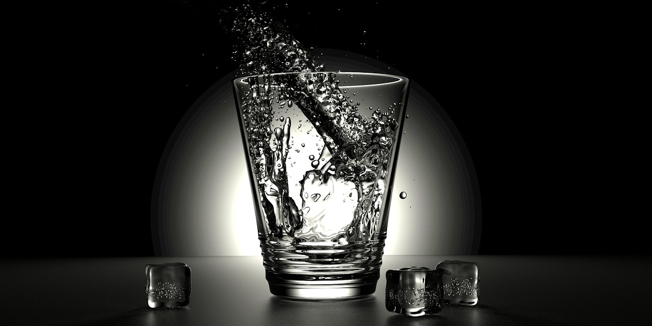 Glas Wasser wird gefüllt