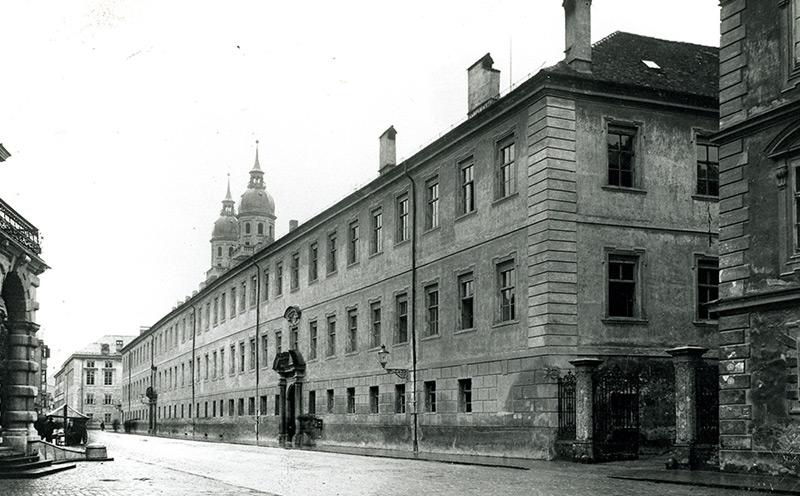 Aufnahme des alten Gebäudes der Universität Innsbruck aus der Zeit um 1900. Das Gebäude beherbergt die heutige Theologie, in der Universitätsstraße.