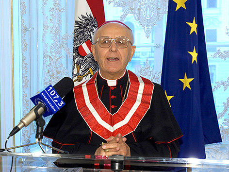 Der frühere Nuntius Georg Zur bei der Verleihung des "Großen Goldenen Ehrenzeichens am Bande für Verdienste um die Republik Österreich" am 29. September 2005