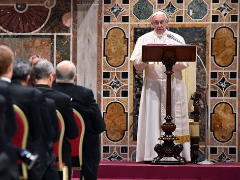 Papst Franziskus vor dem diplomatischen Corps im Vatikan