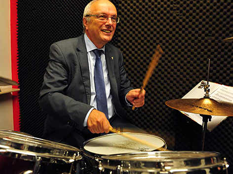 Bischof Manfred Bünker am Schlagzeug