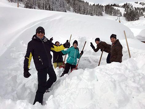 David Hasselhoff hilft beim Schneeschaufeln