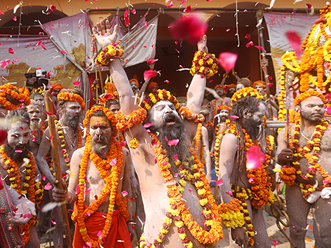 Sadhus mi Blumenschmuck zum Kumbh-Mela-Fest in Allahabad