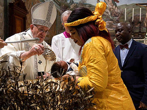 Papst Franziskus tauft eines von 27 Kleinkindern in der Sixtinischen Kapelle