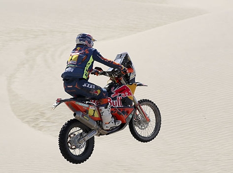 Matthias Walkner fährt mit seinem Motorad durch die Wüste bei der Ralley Dakar