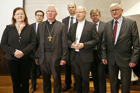 (v.l.) Christian Lagger (4.v.l.), Bischof Benno Elbs (5.v.l.), Erzbischof Franz Lackner (3.v.l.) und Elisabeth Kandler-Mayr (l.) und weitere Mitglieder des Teams der Apostolischen Visitation
