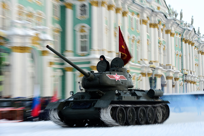 T-34, ein historischer Panzer aus der Sowjetzeit, rollt bei den Generalproben zur Parade durch St. Petersburg